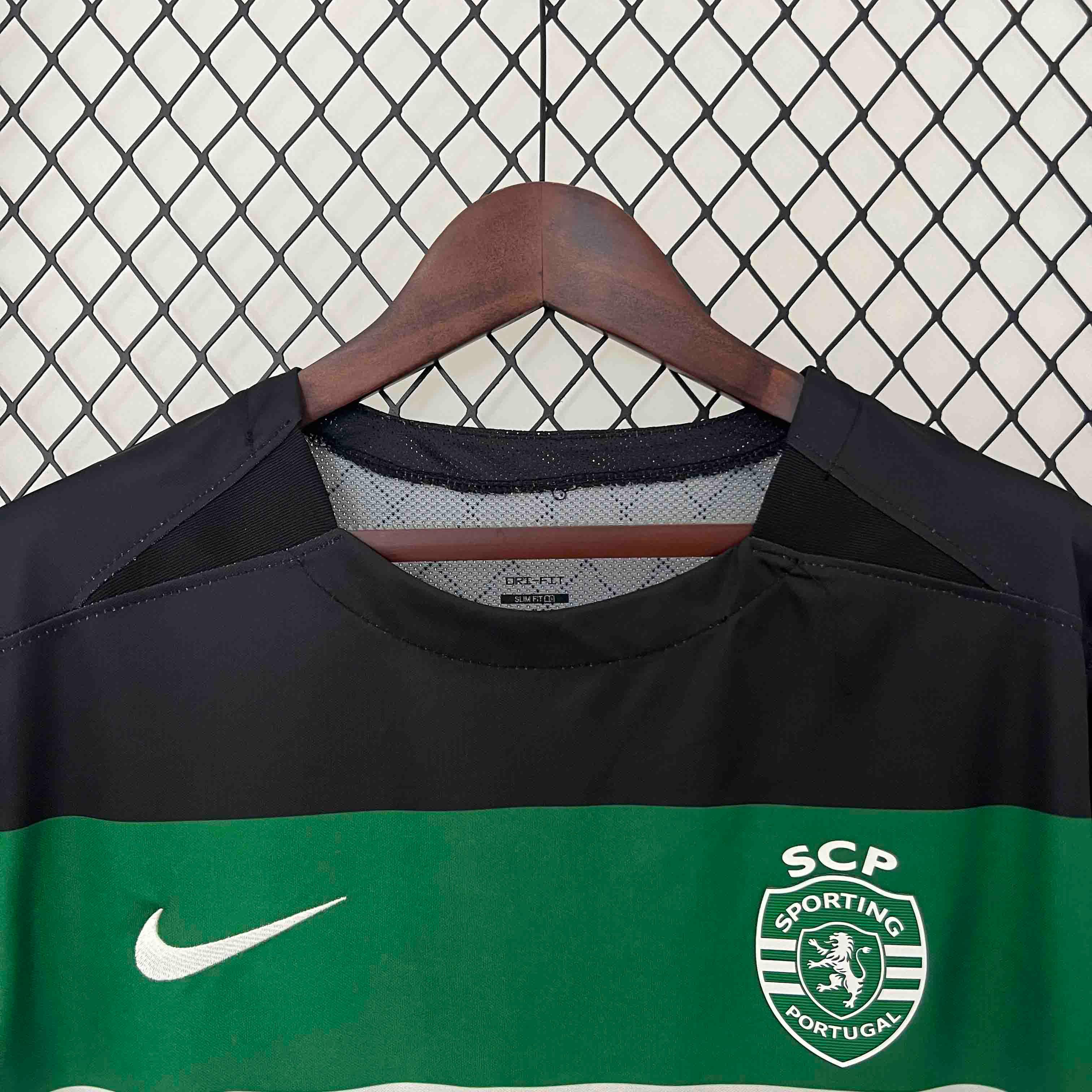 Maillot Sporting 2024-25 de la marque Le 12 -ème Maillot, devant avec logo et détails en bleu et blanc.