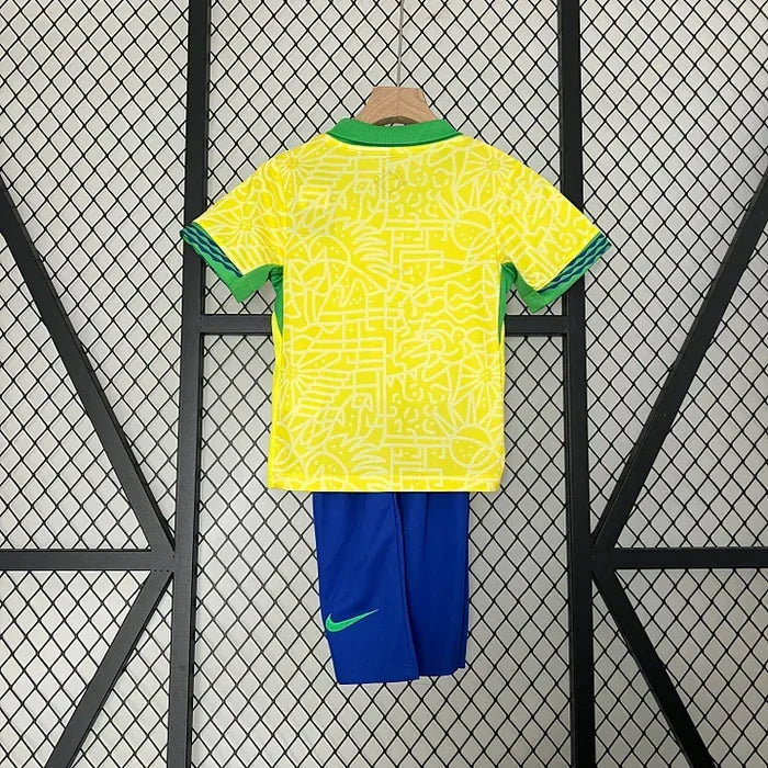 Maillot enfant Brésil 2024/2025 Le 12, kit football avec maillot vert, jaune et logo national sur le devant.
