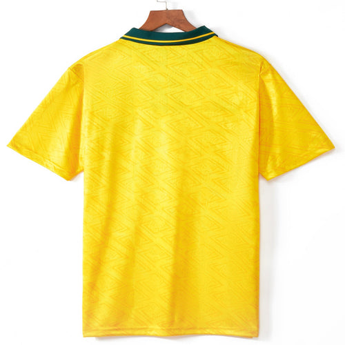 Maillot domicile rétro du Brésil 1993-1994, marque Le 12 -ème Maillot, vu en gros plan sur le tissu et les détails du maillot.