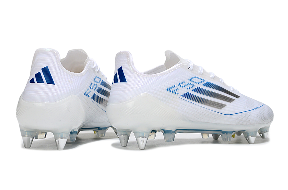 Crampons F50 Le 12 -ème Maillot pour sports d'hiver avec pointes en acier et système de fixation robuste, vue de face.