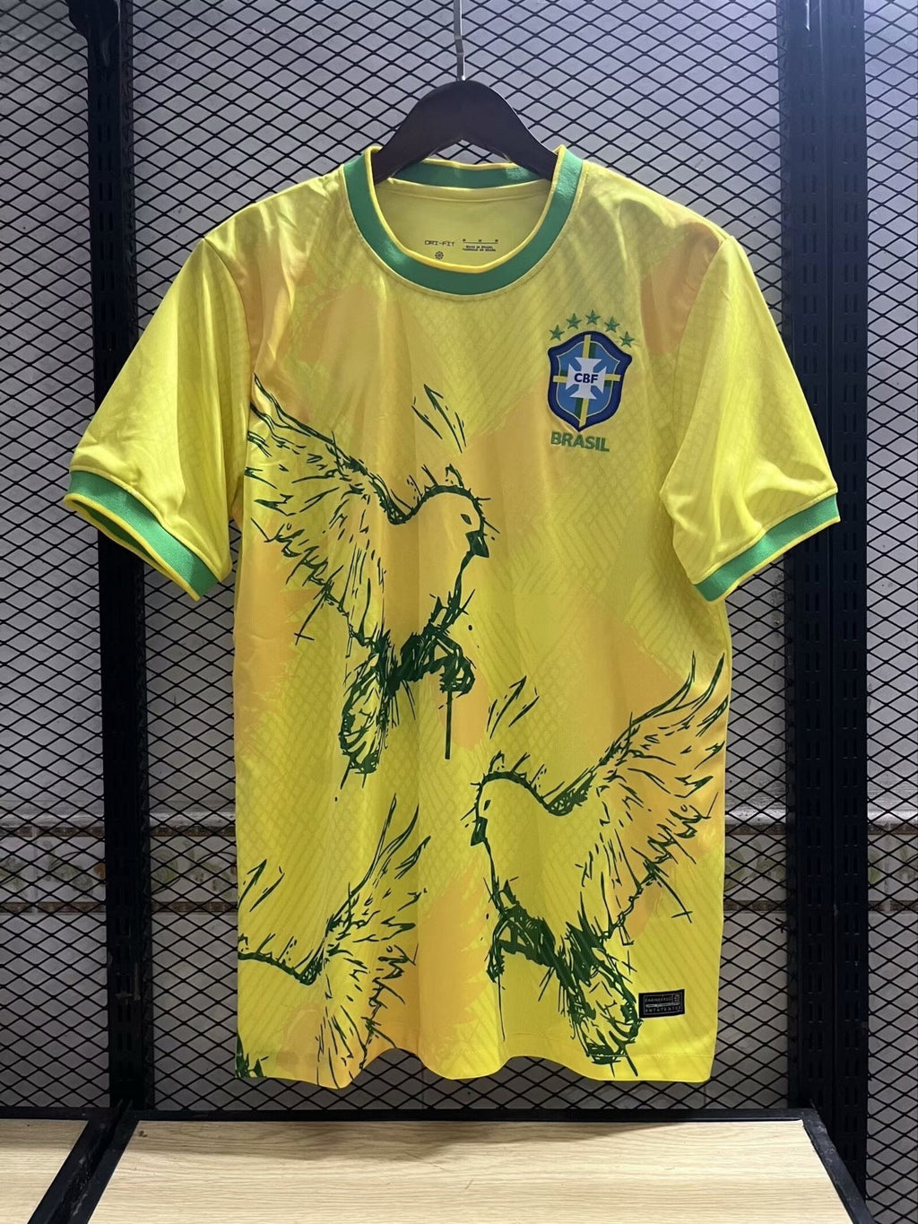 Maillot de football Brésil 24/25 Jaune, modèle spécial, avec logo et détails en bleu et vert, par Le 12 -ème Maillot.