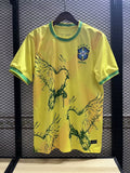 Maillot de football Brésil 24/25 Jaune, modèle spécial, avec logo et détails en bleu et vert, par Le 12 -ème Maillot.