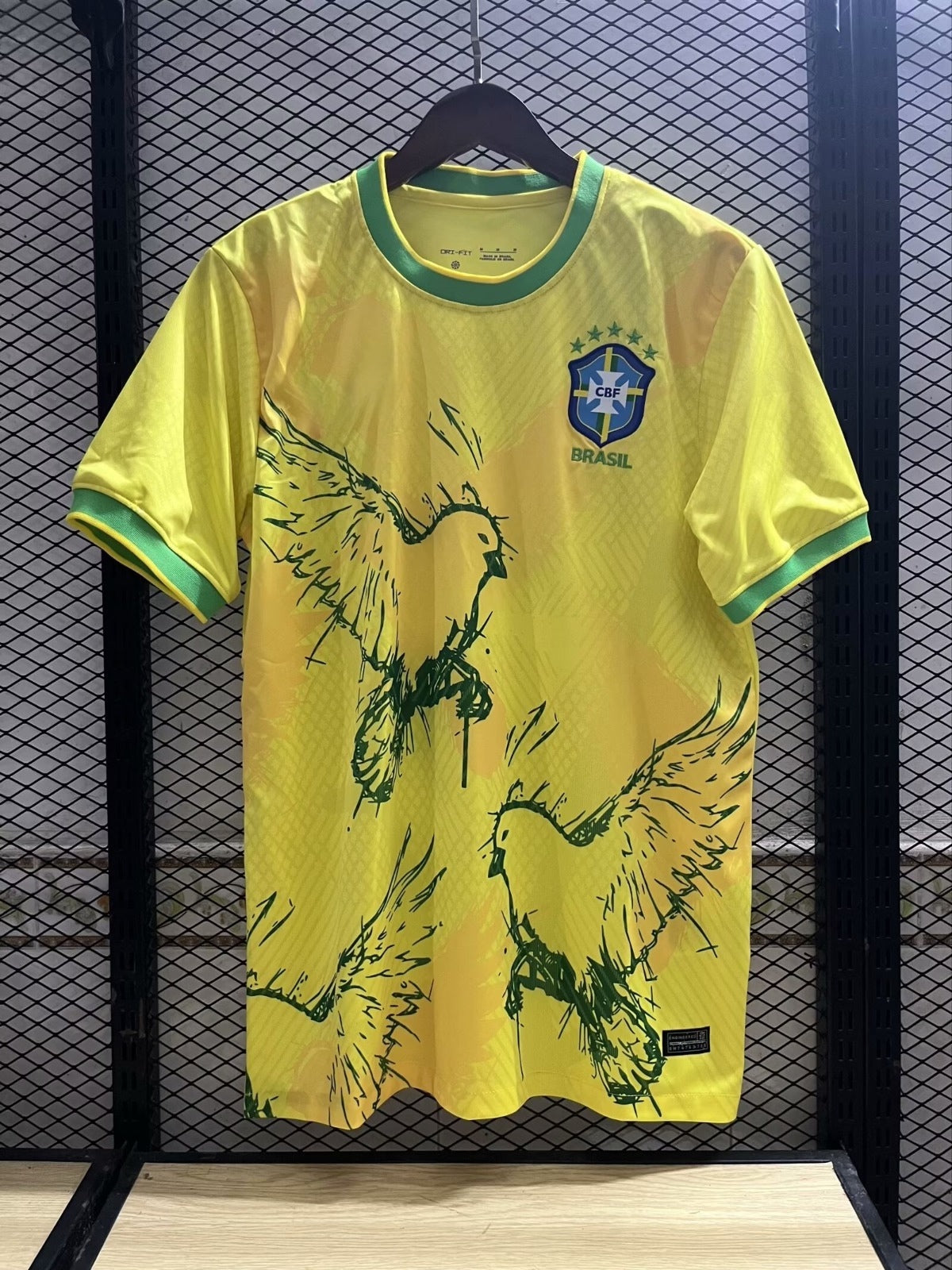 Maillot de football Brésil 24/25 Jaune, modèle spécial, avec logo et détails en bleu et vert, par Le 12 -ème Maillot.