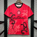 Maillot 24/25 Inter Milan Le 12 -ème Maillot avec motif serpent rose, jersey de football, design sportif et moderne.