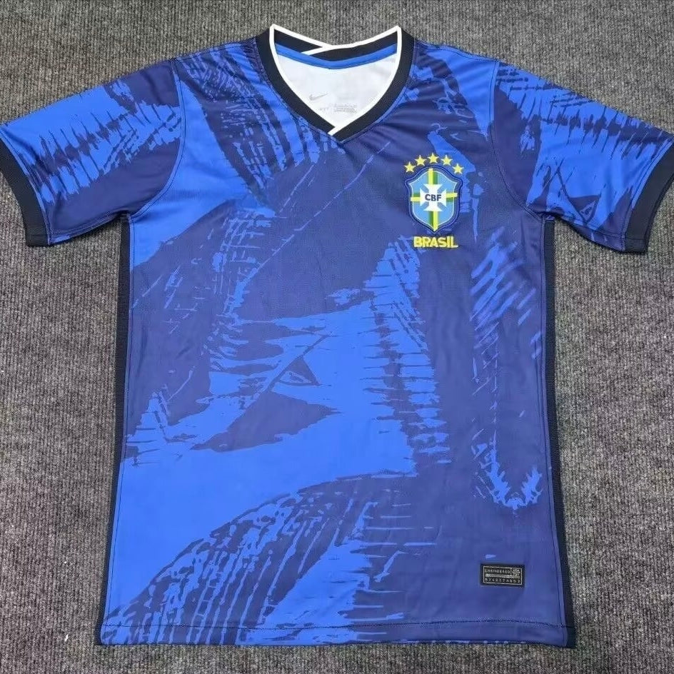 Maillot 24/25 Brésil Bleu Le 12 -ème Maillot, vue avant, détails du design et logo du maillot de football brésilien.