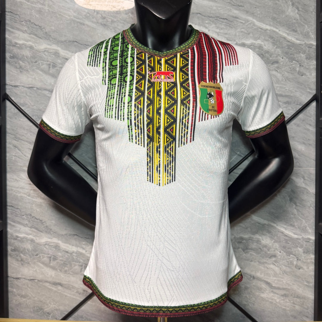 Maillot de football Mali blanc pour joueur de 25/26 ans, par la marque Le 12 -ème Maillot, vue de face.