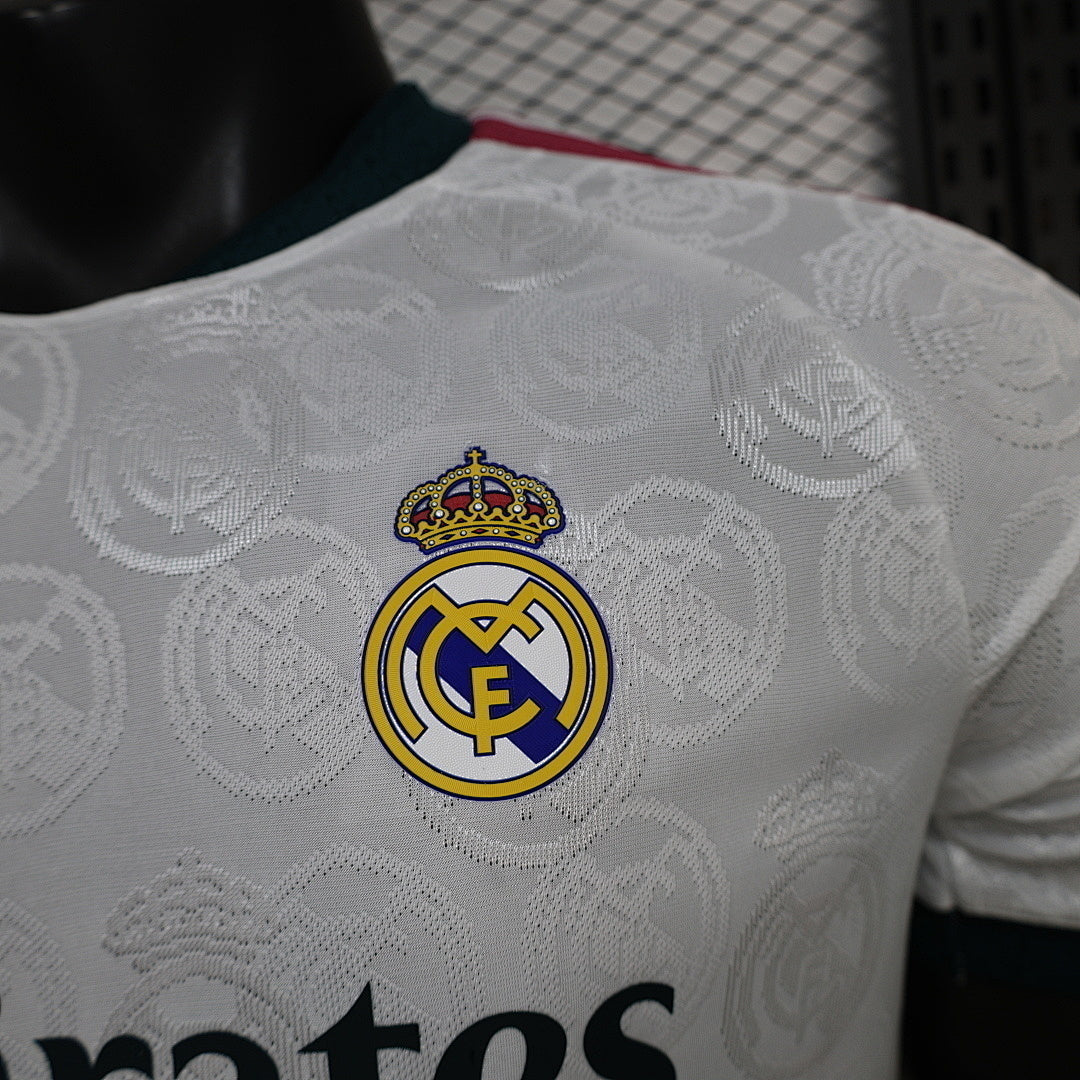 Maillot Real Madrid Concept 2026-27 de Le 12 -ème Maillot, vue de face, en tissu blanc avec logo et détails du club.