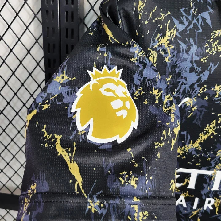 Maillot Manchester City saison 2023-2024 édition spéciale, marque Le 12 -ème Maillot, vue du devant avec logo et design unique