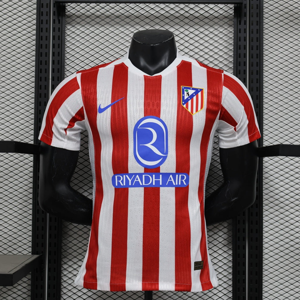 Maillot domicile Atlético Madrid 25/26, modèle pour joueur, en tissu rouge avec détails bleus, de la marque Le 12-ème Maillot.