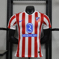 Maillot domicile Atlético Madrid 25/26, modèle pour joueur, en tissu rouge avec détails bleus, de la marque Le 12-ème Maillot.