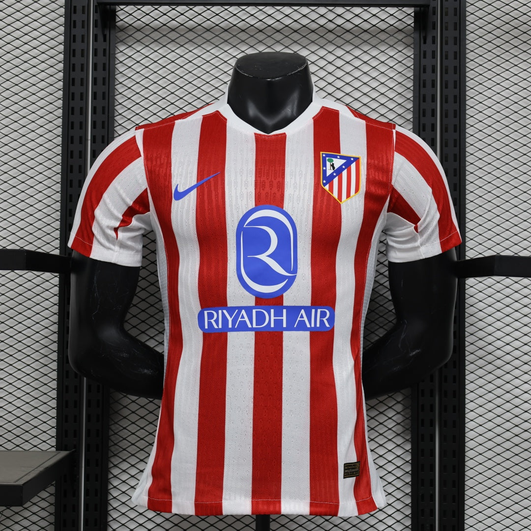 Maillot domicile Atlético Madrid 25/26, modèle pour joueur, en tissu rouge avec détails bleus, de la marque Le 12-ème Maillot.