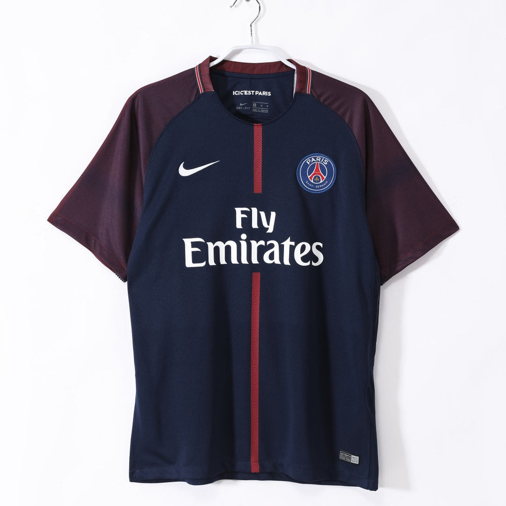 Maillot domicile rétro PSG 2017-2018 Le 12 -ème Maillot, maillot de football rouge avec logo du club et détails classiques.