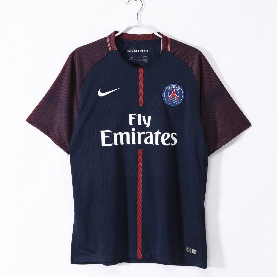Maillot domicile rétro PSG 2017-2018 Le 12 -ème Maillot, maillot de football rouge avec logo du club et détails classiques.