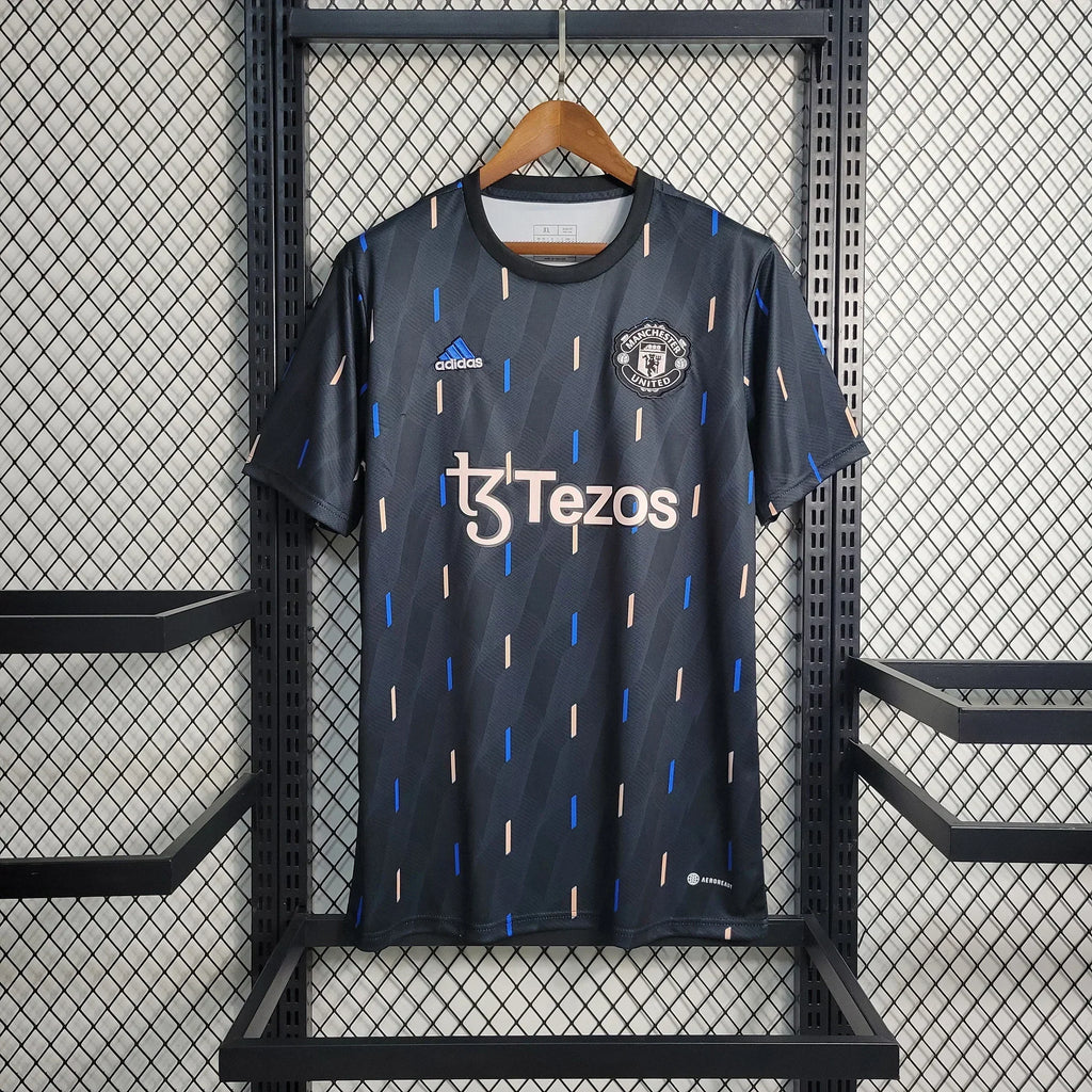 Maillot d'entraînement Manchester United 2023 Le 12-ème, maillot de sport rouge avec logo du club et détails de l'équipe.