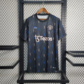 Maillot d'entraînement Manchester United 2023 Le 12-ème, maillot de sport rouge avec logo du club et détails de l'équipe.