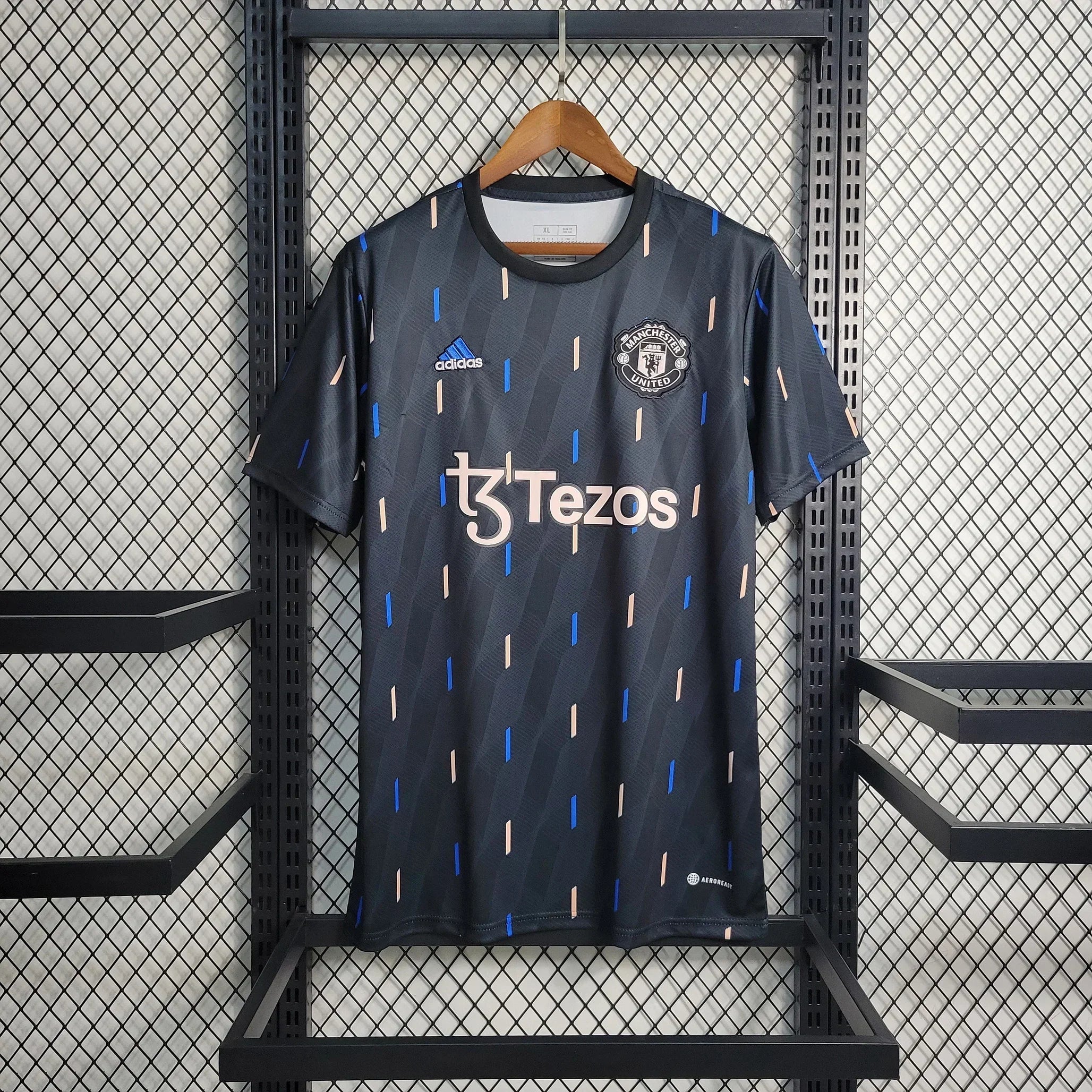 Maillot d'entraînement Manchester United 2023 Le 12-ème, maillot de sport rouge avec logo du club et détails de l'équipe.