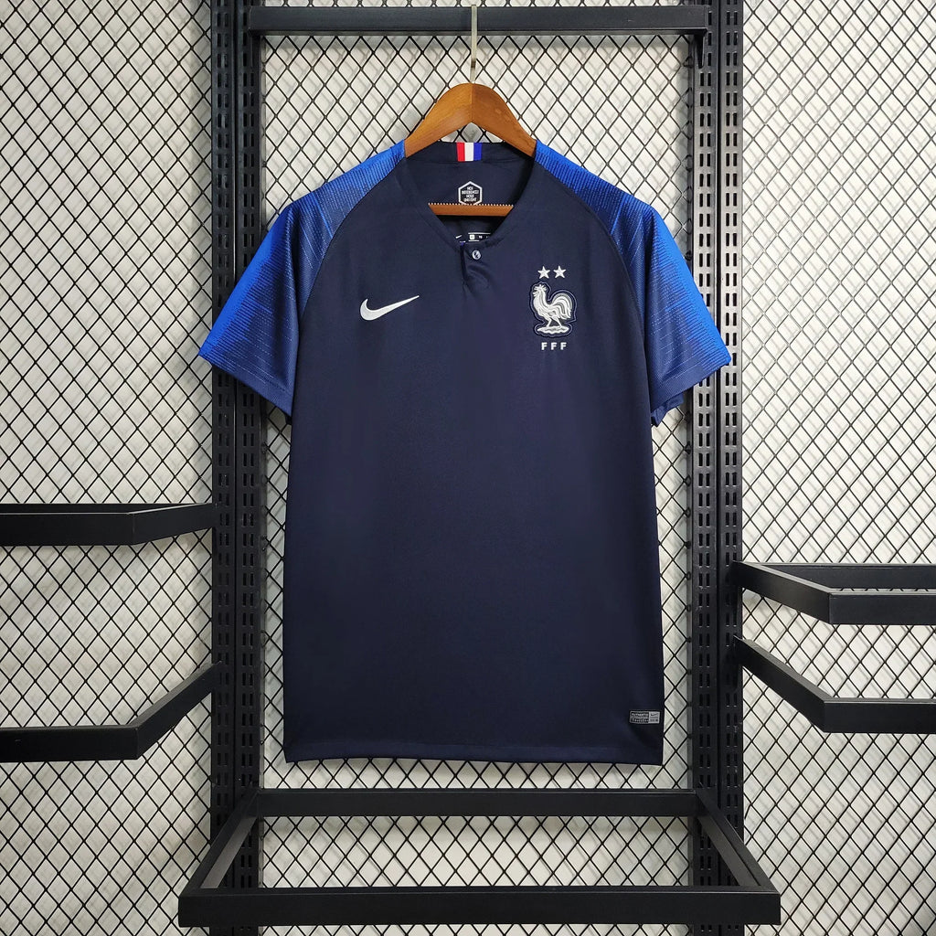 Maillot rétro de l'équipe de France 2018, maillot de football Le 12 -ème Maillot, vue du devant avec logo et détails.