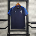 Maillot rétro de l'équipe de France 2018, maillot de football Le 12 -ème Maillot, vue du devant avec logo et détails.