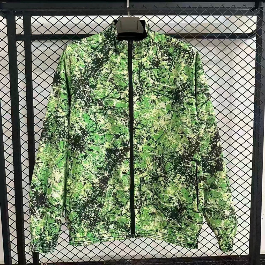 Veste coupe-vent réversible Manchester United Le 12 -ème Maillot, affichant les logos et couleurs du club sur la façade.