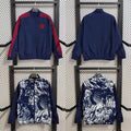Veste coupe-vent réversible Bayern Munich Le 12 -ème Maillot, tissu léger avec logo et design sportif visible.