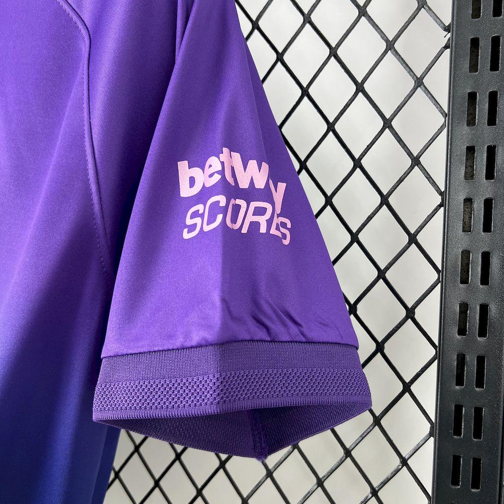 Maillot Fiorentina concept 2025-26 de Le 12 -ème Maillot, maillot de football violet avec logo et détails modernes visible.
