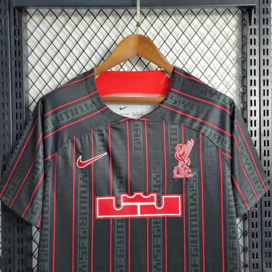 Maillot Liverpool LeBron James 2023 de la marque Le 12 -ème Maillot, vue de face avec détails du logo et design sportif.
