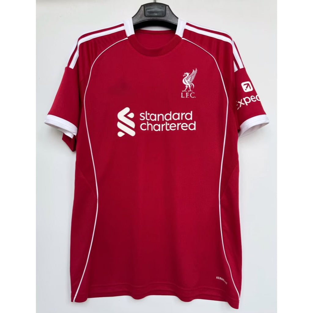 Maillot domicile Liverpool 25/26 Le 12-ème Maillot, maillot de football rouge avec logo et détails officiels, vue de face.