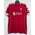Maillot domicile Liverpool 25/26 Le 12-ème Maillot, maillot de football rouge avec logo et détails officiels, vue de face.