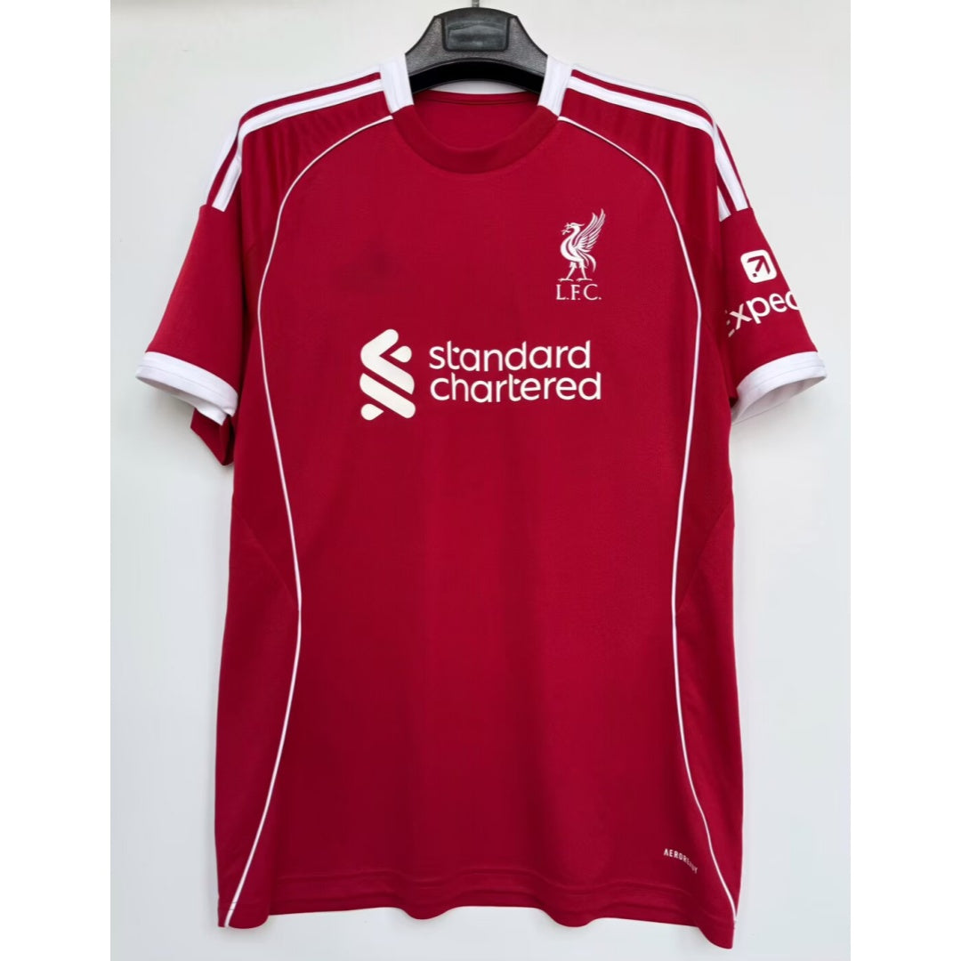 Maillot domicile Liverpool 25/26 Le 12-ème Maillot, maillot de football rouge avec logo et détails officiels, vue de face.