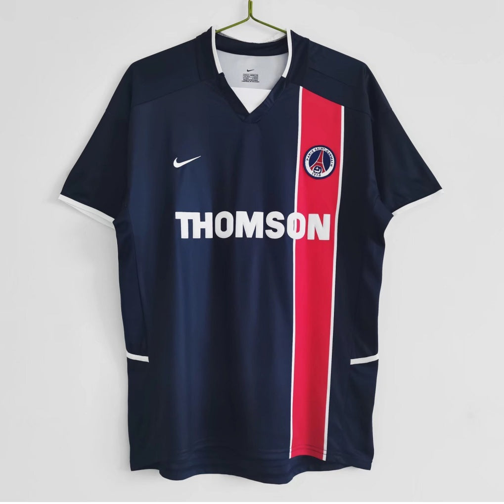 Maillot domicile rétro PSG 2002-2003 Le 12-ème Maillot, maillot de football rouge avec logo du club et détails blancs.