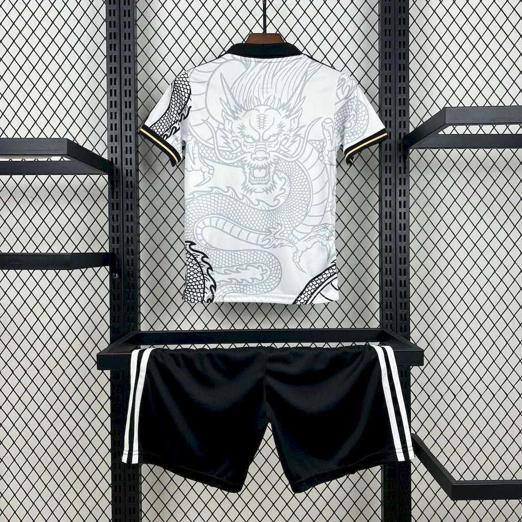 Kit enfant Real Madrid 2022-23, maillot officiel Le 12-ème Maillot, maillot de football pour jeunes fans, vue avant.