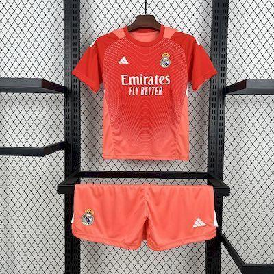 Kit de gardien de but pour enfant Real Madrid 2025-26 par Le 12-ème Maillot, maillot vert avec logo et détails du club.