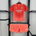 Kit de gardien de but pour enfant Real Madrid 2025-26 par Le 12-ème Maillot, maillot vert avec logo et détails du club.