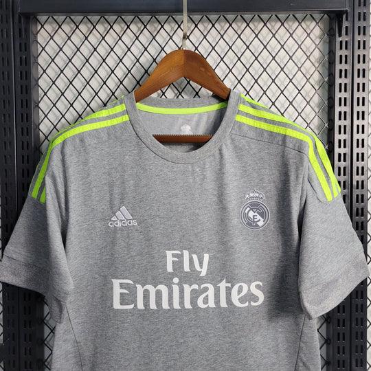 Maillot Real Madrid 2015 2016 Le 12-ème Maillot, maillot de football blanc avec logo du club et détails de l'équipe.