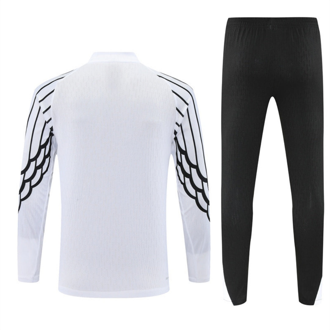 Ensemble PSG blanc 25/26 par Le 12 -ème Maillot, maillot de football avec logo et détails du club Paris Saint-Germain.