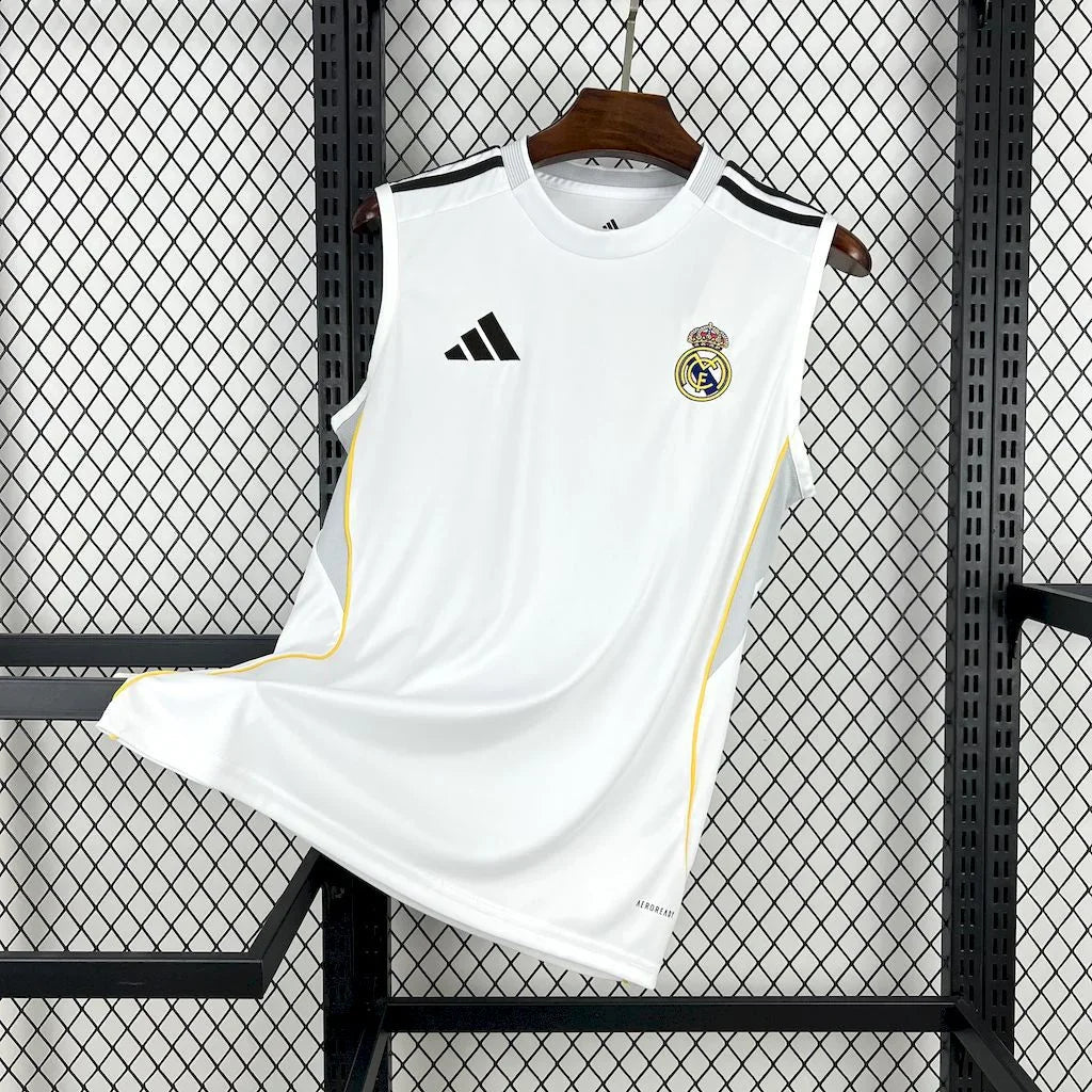 Maillot sans manches du Real Madrid 2025-26, marque Le 12-ème Maillot, affichant le logo du club et les détails du design.