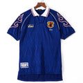 Maillot domicile rétro du Japon 1998 de la marque Le 12-ème, maillot de football blanc avec détails rouges.