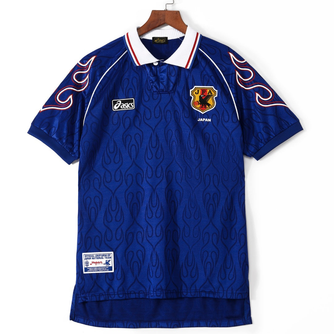 Maillot domicile rétro du Japon 1998 de la marque Le 12-ème, maillot de football blanc avec détails rouges.