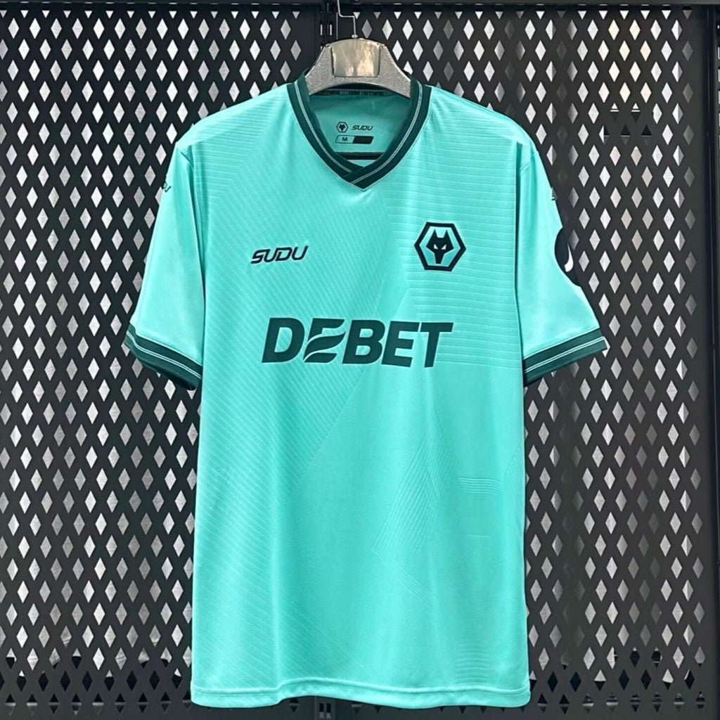 Maillot extérieur Wolverhampton 25/26 de Le 12 -ème Maillot, vue de face avec logo et détails du maillot de football.