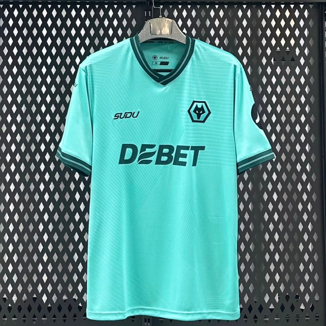 Maillot extérieur Wolverhampton 25/26 de Le 12 -ème Maillot, vue de face avec logo et détails du maillot de football.