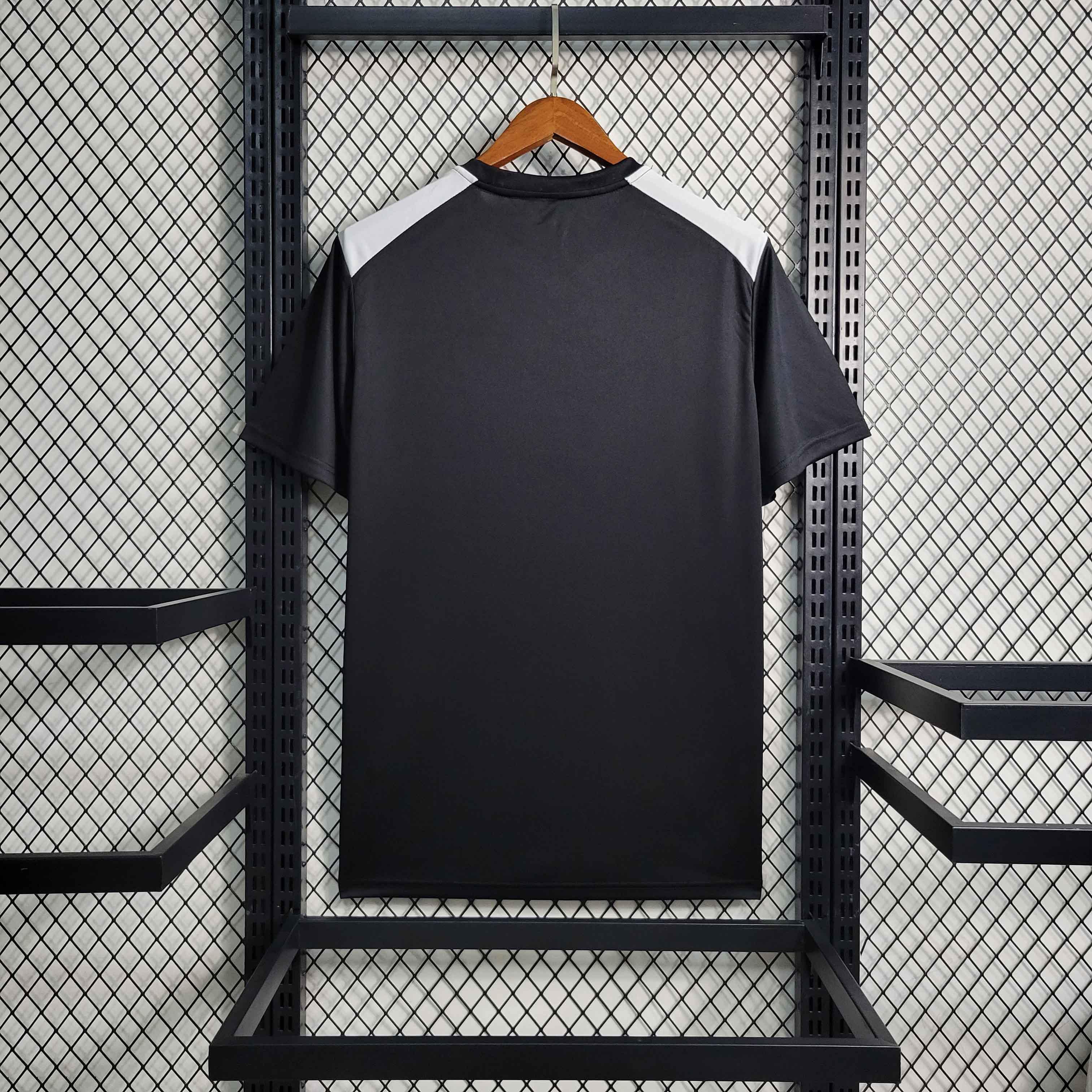 Maillot d'entraînement Newcastle 2023-24 de la marque Le 12 -ème Maillot, vue de face avec logo et design sportif.