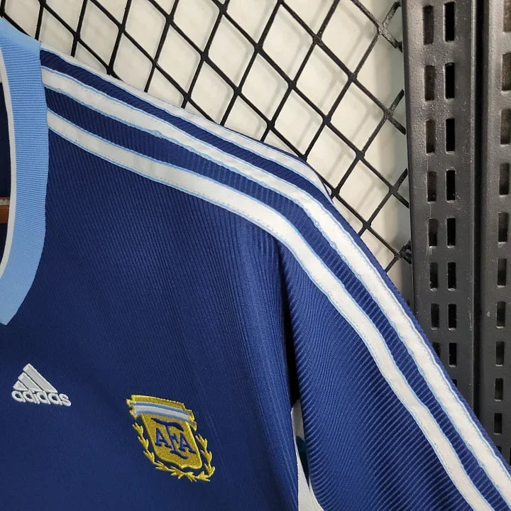 Maillot de football argentin rétro 1998 Le 12 -ème Maillot, devant montrant le design vintage et les couleurs traditionnelles.