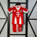 Ensemble domicile pour enfant Bayern Munich, maillot Le 12-ème Maillot, logo du club et couleurs rouges et blanches visible.