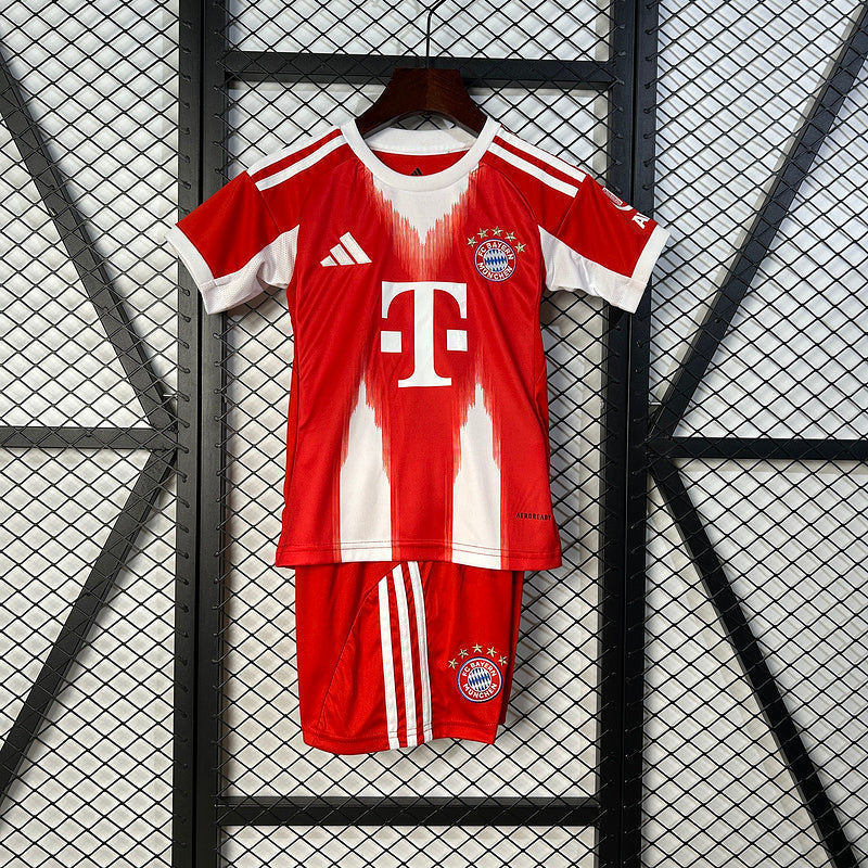 Ensemble domicile pour enfant Bayern Munich, maillot Le 12-ème Maillot, logo du club et couleurs rouges et blanches visible.