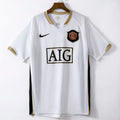 Maillot extérieur rétro Manchester United 2006-2007, marque Le 12-ème Maillot, vue en gros plan sur le tissu et le logo.