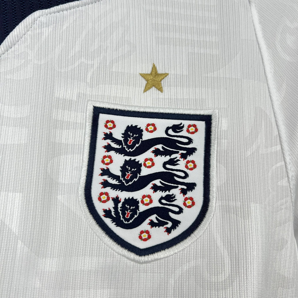 Maillot de l'équipe d'Angleterre pour la Coupe du Monde 2026, marque Le 12-ème Maillot, vue en gros plan.