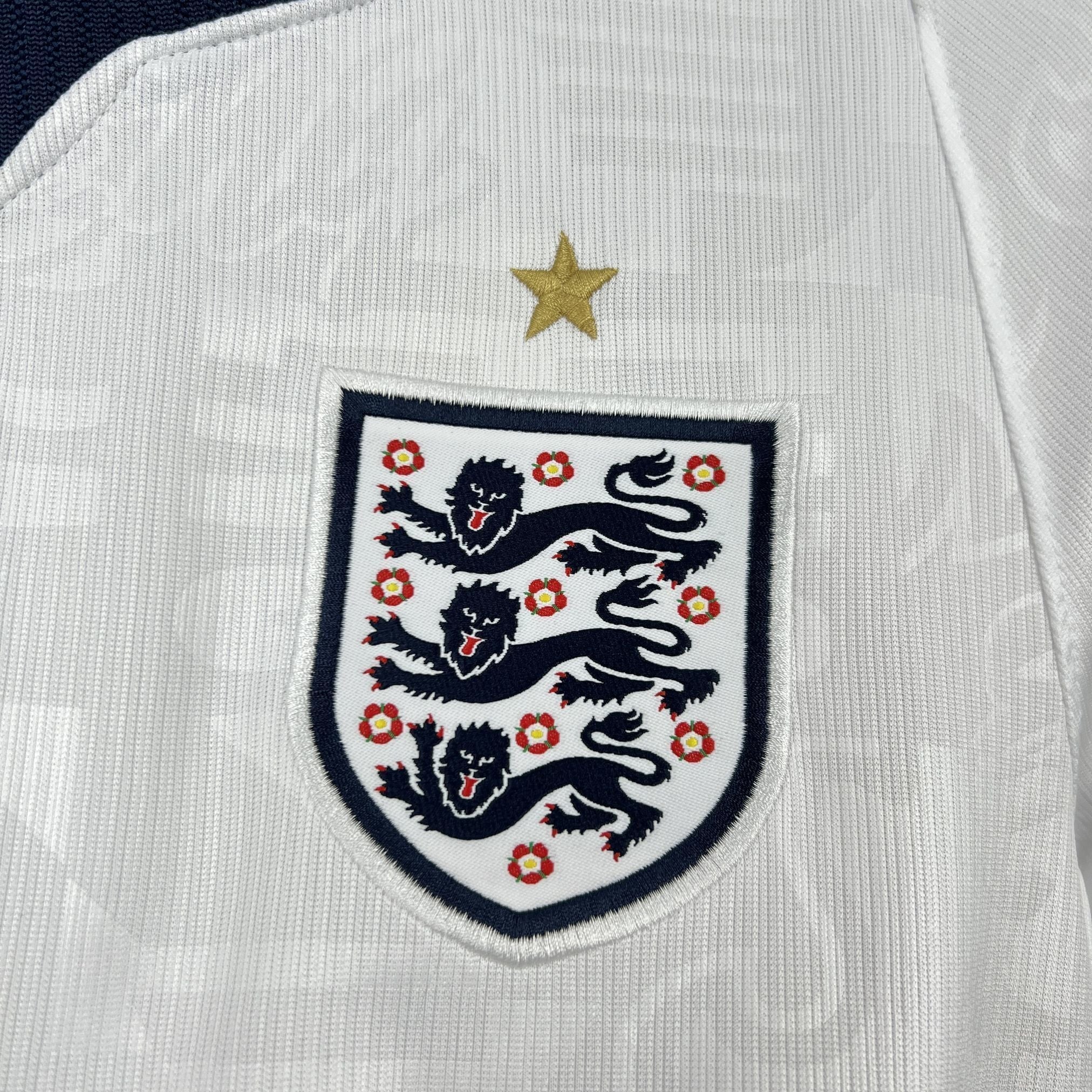 Maillot de l'équipe d'Angleterre pour la Coupe du Monde 2026, marque Le 12-ème Maillot, vue en gros plan.