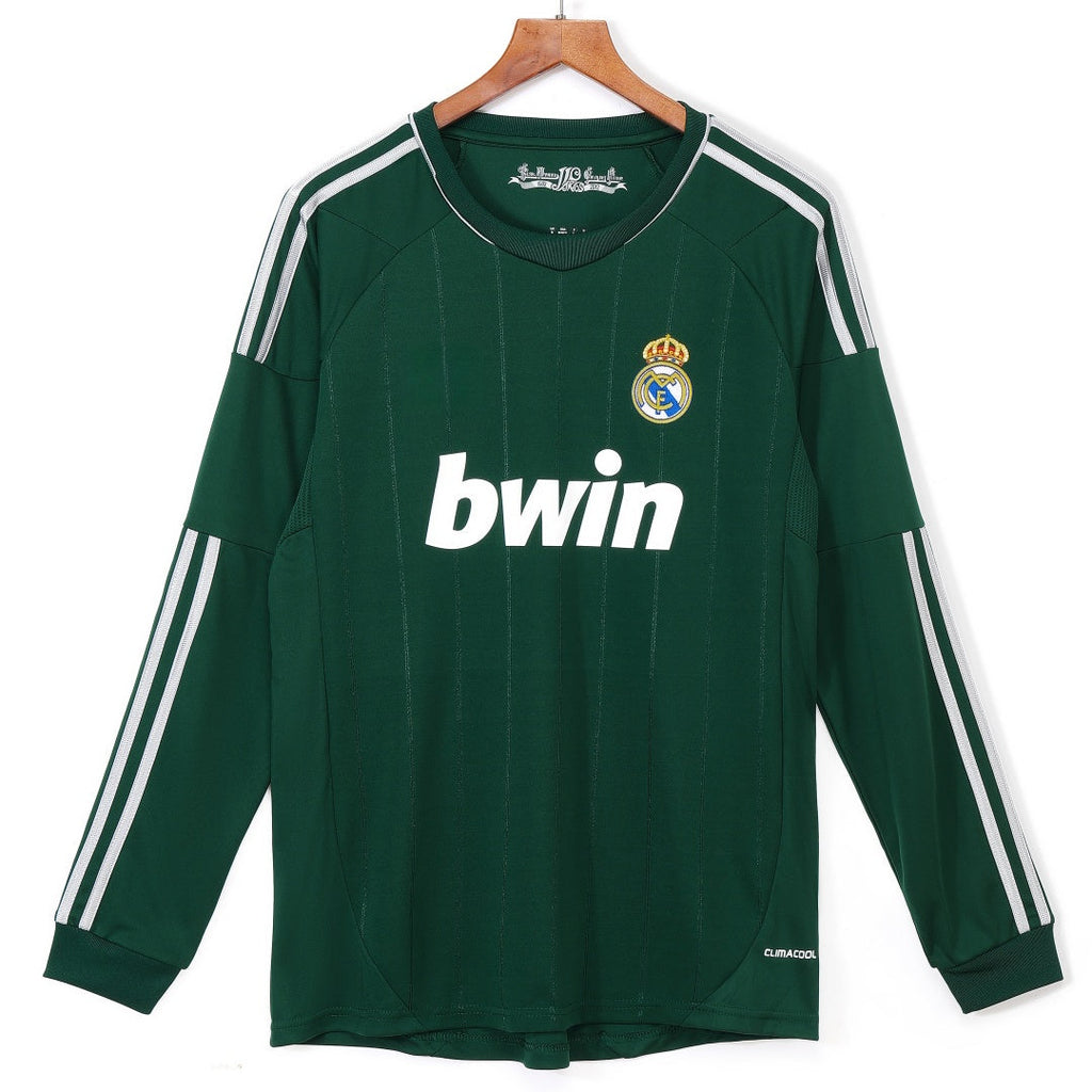 Maillot rétro du Real Madrid third manches longues, saison 2012-2013, en tissu blanc avec détails en bleu et gris, de la marque Le 12-ème Maillot.