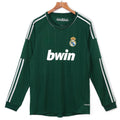 Maillot rétro du Real Madrid third manches longues, saison 2012-2013, en tissu blanc avec détails en bleu et gris, de la marque Le 12-ème Maillot.
