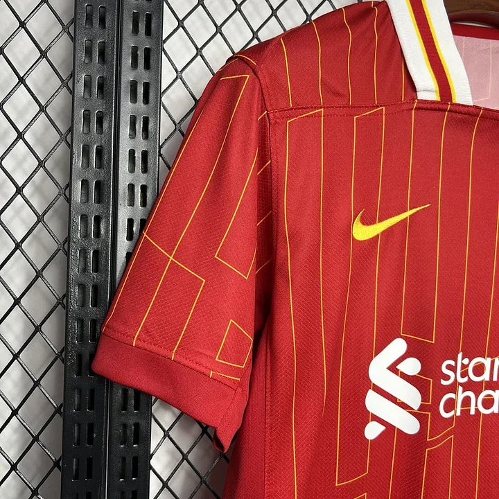 Maillot domicile Liverpool 2024/25 Le 12 -ème Maillot, maillot de football rouge avec logo et détails officiels.